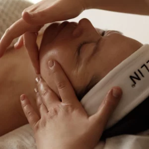 masaż twarzy wykonywane przez właścicielkę salonu Monikę Cała