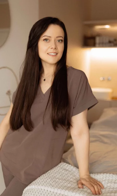 monika cała kosmetolog w swoim salonie kosmetologicznym she zacisze piękna